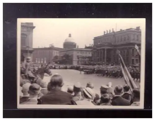 Dt- Reich (024031) Propaganda Wehrmacht bei Parade in Berlin, 8,7 x 6,1 cm groß