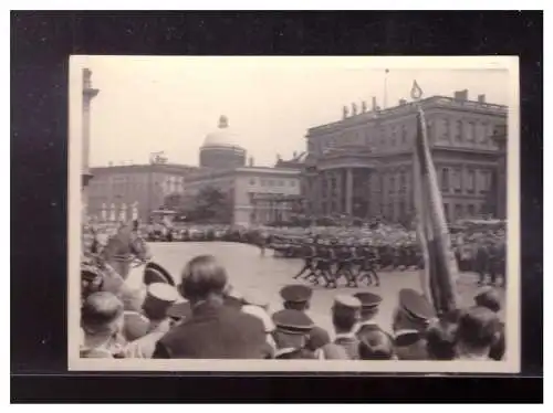 Dt- Reich (024032) Propaganda Wehrmacht bei Parade in Berlin, 8,7 x 6,1 cm groß