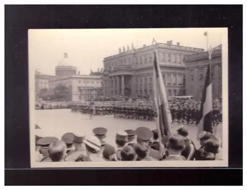 Dt- Reich (024033) Propaganda Wehrmacht bei Parade in Berlin, 8,7 x 6,1 cm groß