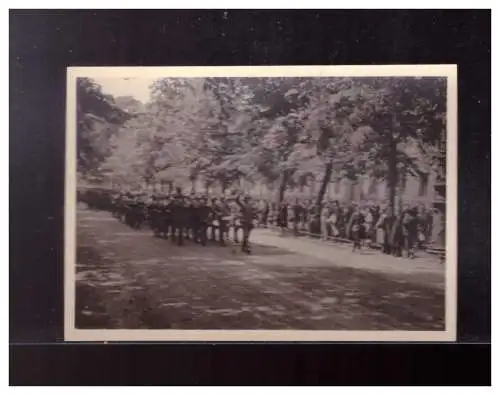 Dt- Reich (024035) Propaganda Wehrmacht bei Parade in Berlin, 8,7 x 6,1 cm groß