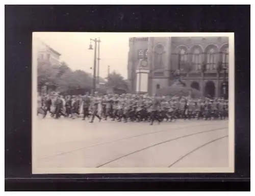 Dt- Reich (024036) Propaganda Wehrmacht bei Parade in Berlin, 8,7 x 6,1 cm groß
