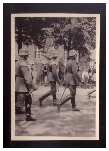 Dt- Reich (024038) Propaganda Wehrmacht bei Parade in Berlin, 8,7 x 6,1 cm groß