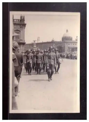 Dt- Reich (024039) Propaganda Wehrmacht bei Parade in Berlin, 8,7 x 6,1 cm groß