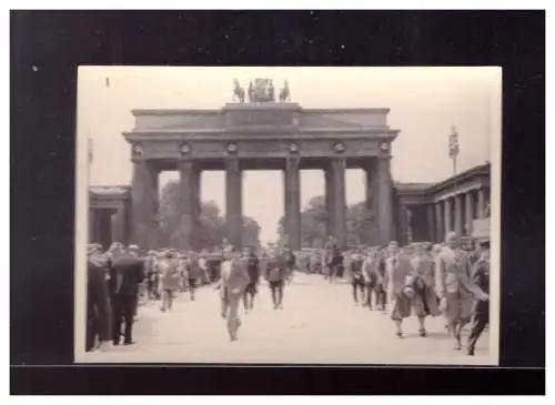 Dt- Reich (024042) Propaganda Brandenburger Tor in Berlin bei Parade, 8,7 x 6,1 cm groß