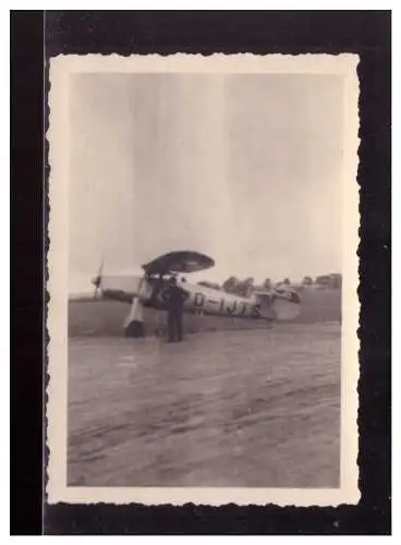 Dt- Reich (024114) Propaganda Foto Jagtflugzeug a. Flugplatz August 1938, 8,7 x 6,1 cm groß