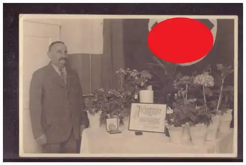 [Propagandapostkarte] Dt- Reich (024612) Propagandakarte Mann bei erhalt einer Auszeichnung Ort unbekannt. 