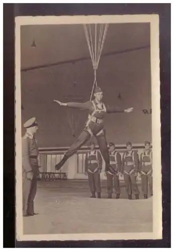 [Propagandapostkarte] Dt- Reich (024936) Propagandakarte Unsere Luftwaffe, Fallschirmjäger bei der Ausbildung, gel. Feldpost Tangerhütte 27.4. 