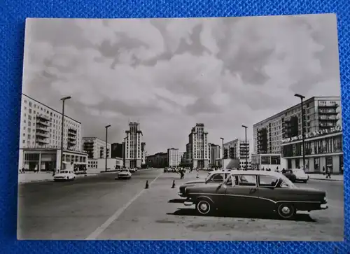 [Echtfotokarte schwarz/weiß] Berlin  Hauptstadt der DDR  Karl-Marx-Allee (früher Frankfurter Allee). 