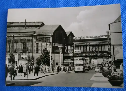 [Echtfotokarte schwarz/weiß] Berlin  Hauptstadt der Deutschen Demokratischen Republik    Bahnhof Friedrichstraße. 