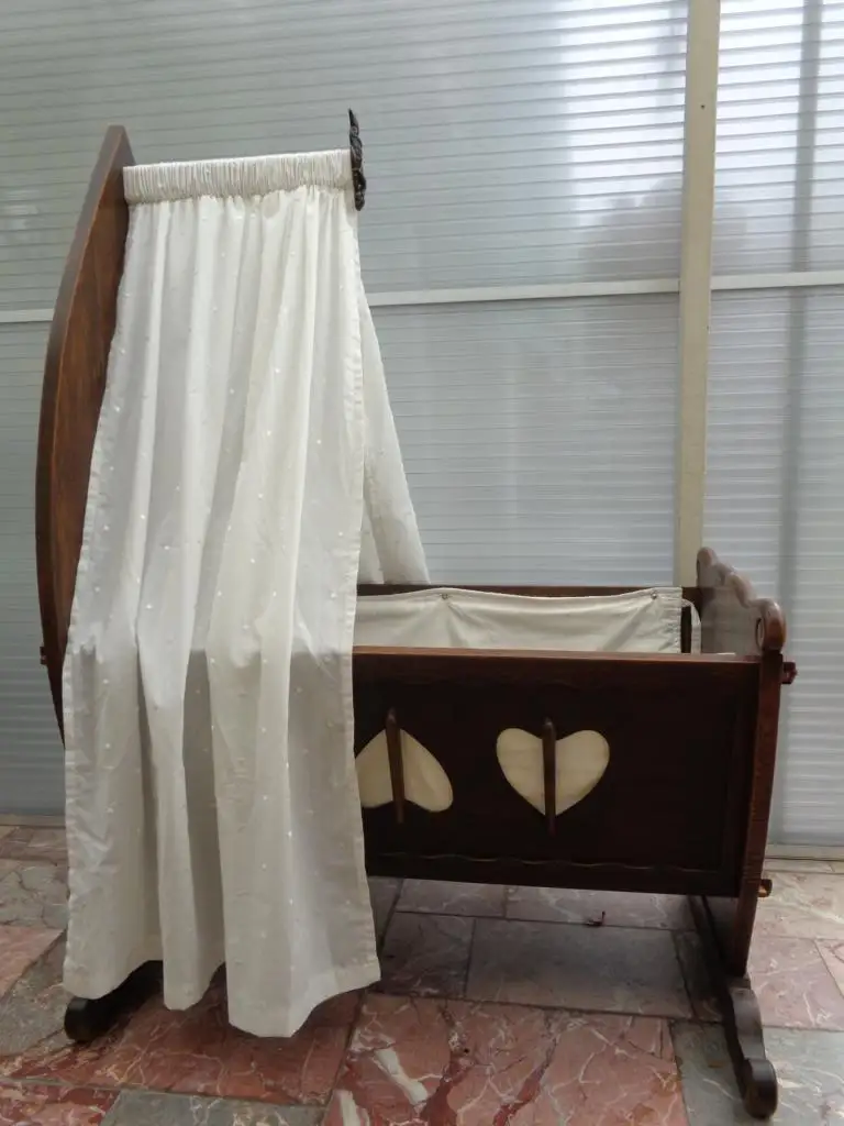 Altes massives rustikales HOLZ KINDERBETT/PUPPENBETT, um 1900, sehr guter Erhalt 0