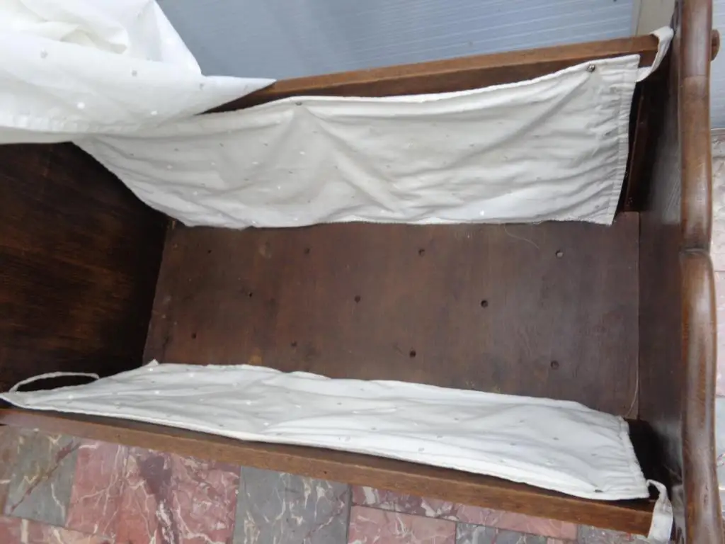 Altes massives rustikales HOLZ KINDERBETT/PUPPENBETT, um 1900, sehr guter Erhalt 2