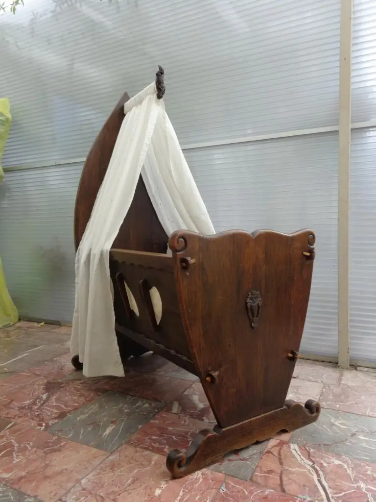 Altes massives rustikales HOLZ KINDERBETT/PUPPENBETT, um 1900, sehr guter Erhalt 3