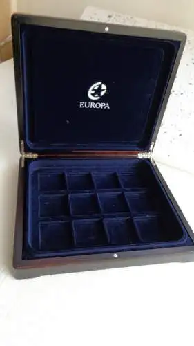 Leere Münzkassette "EUROPA" mit 12 Fächern 5x5 cm, 1 Schuber fehlt, s. gut