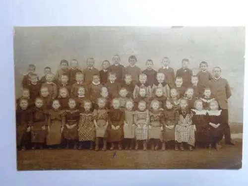 Originales Klassenfoto mit Lehrer um 1900 auf Pappe, 105x170 mm, sehr guter Erhalt - damals 48 Schüler !