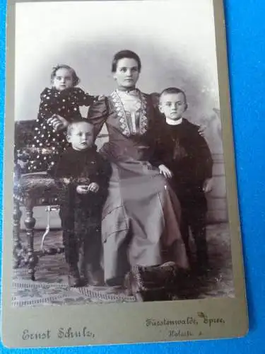 Orig. Familienfoto um 1900, Pappe, 105x165 mm, optimal vom Fotografen Ernst Schulz, Fürstenwalde, Spree, Holzstr. 2