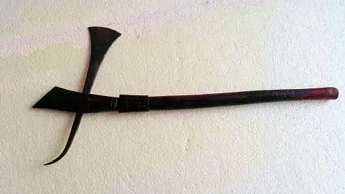 Handgeschmiedete historische Streitaxt als Dekorationsobjekt, Handschnitzerei,