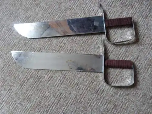 2 "kurze" breite ungeschärfte Replikate von asiatischen Schaukampfschwertern