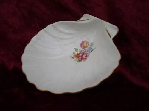 DDR Gräfenthal Zierporzellan Posten(2): 10 Anbietschalen in Muschelform, Blumendekor, Goldstaffage, Neu 