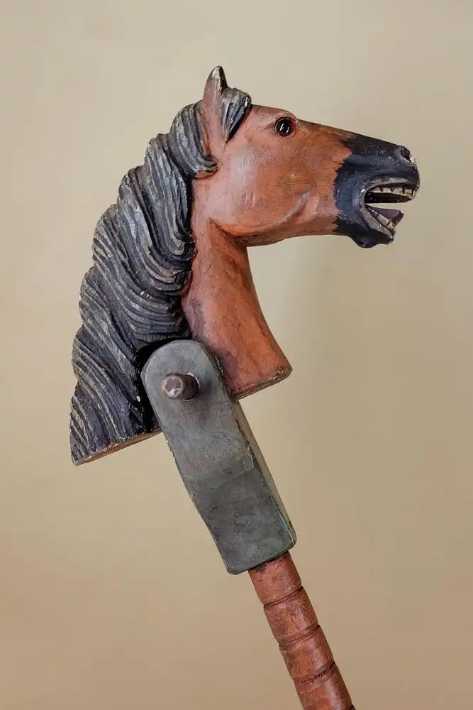 Antikes geschnitzt & lackiertes Steckenpferd aus Holz, um 1890 1