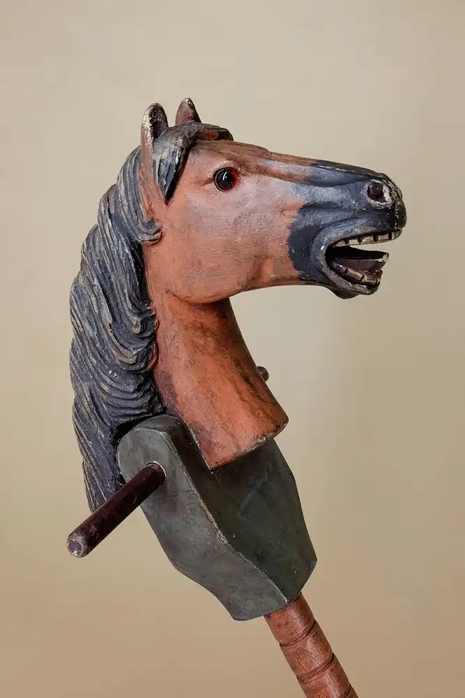 Antikes geschnitzt & lackiertes Steckenpferd aus Holz, um 1890 2
