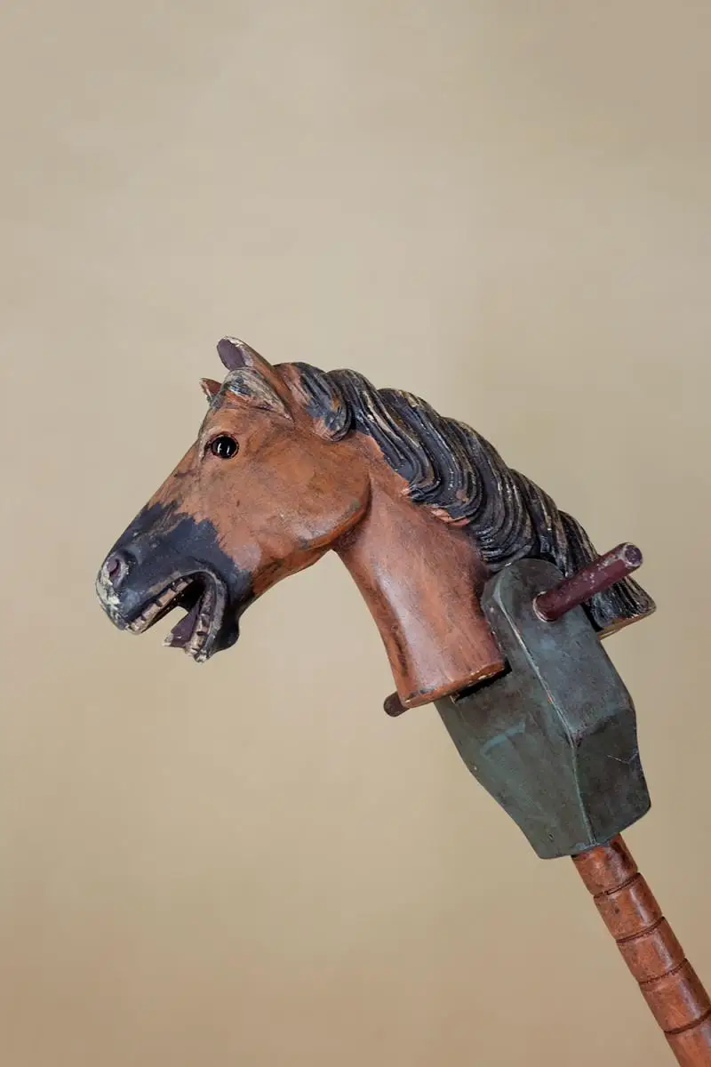 Antikes geschnitzt & lackiertes Steckenpferd aus Holz, um 1890 4