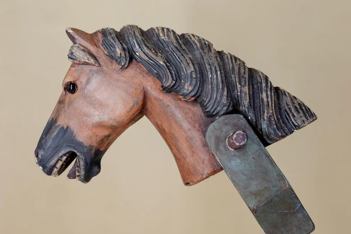 Antikes geschnitzt & lackiertes Steckenpferd aus Holz, um 1890 5