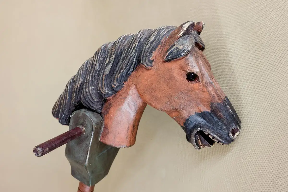 Antikes geschnitzt & lackiertes Steckenpferd aus Holz, um 1890 6