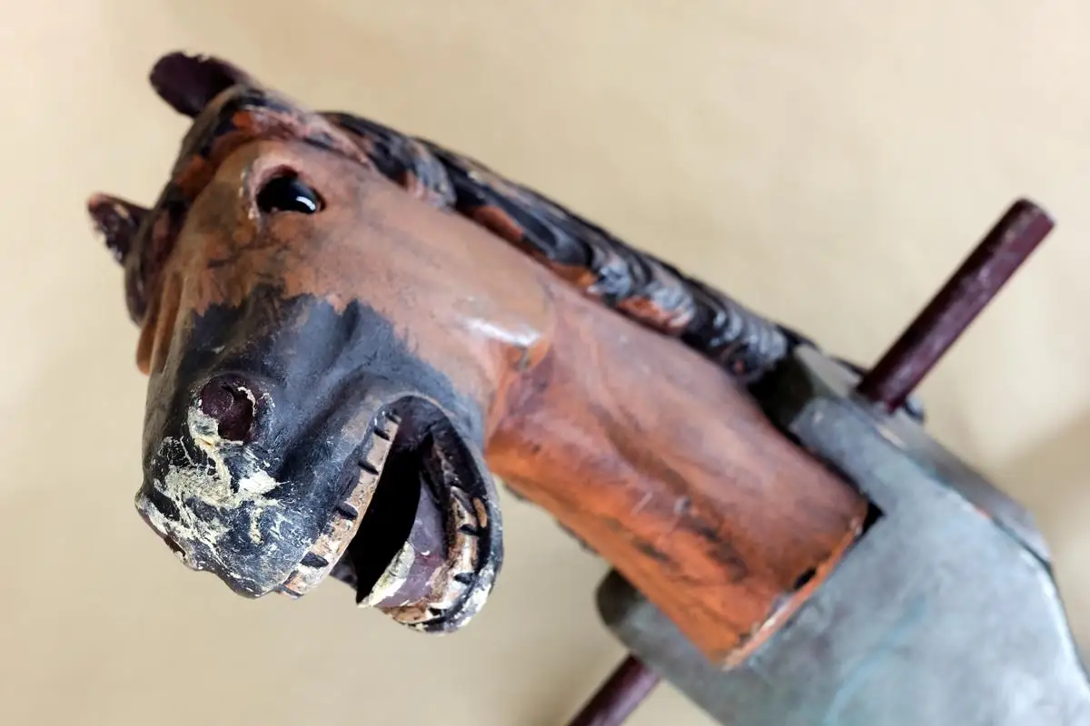 Antikes geschnitzt & lackiertes Steckenpferd aus Holz, um 1890 7