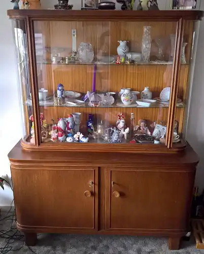 Omas Vitrinenschrank mit Glas-Schiebetüren aus Massivholz