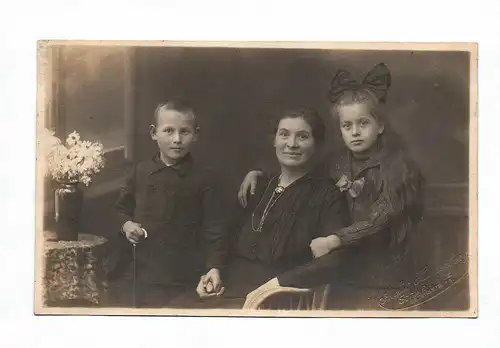 Foto Ansichtskarte Familien Mutter Sohn und Tochter alte Postkarte