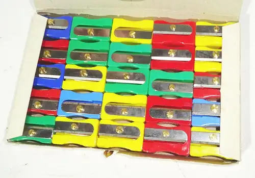 DDR Packung Bleistiftanspitzer 25 Stück Originalkarten Modell 105 Anspitzer