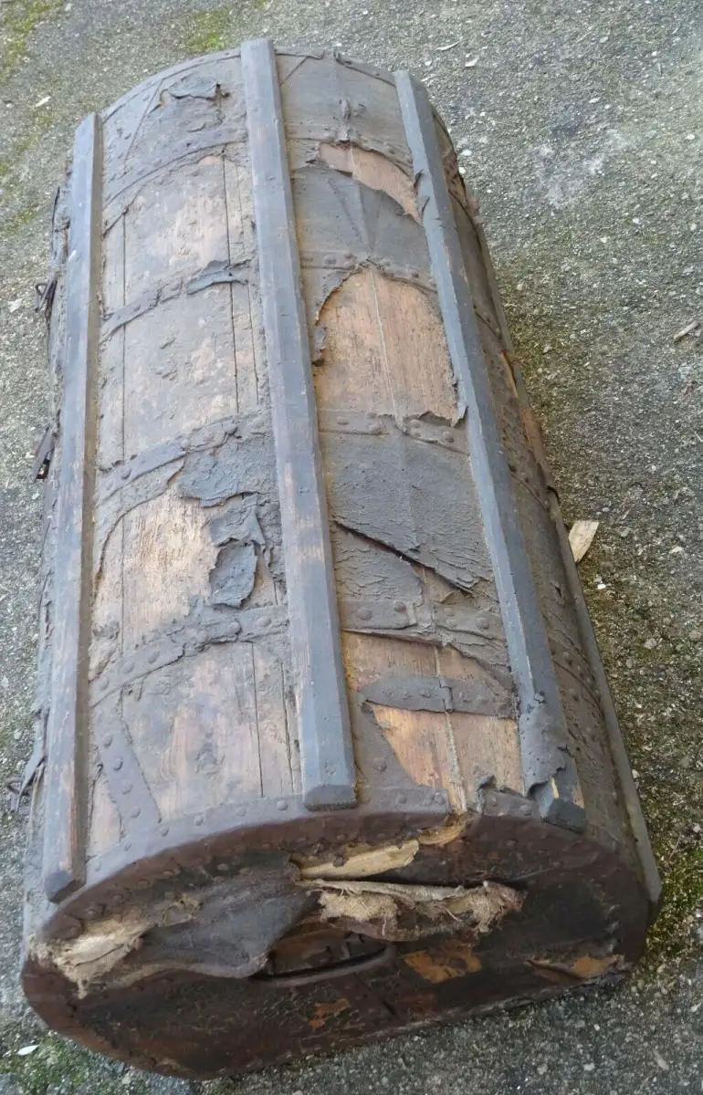 Barock Reisetruhe Holztruhe mit Leder und Eisenbeschläge um 1700 5