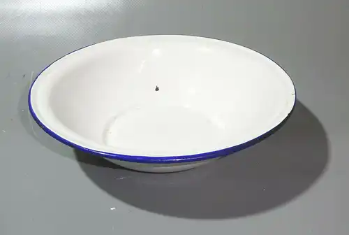 DDR Emaille Waschschüssel Ø 18,5 cm Weiß blauer Rand Pflanzschale Gartendeko