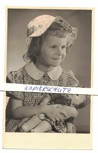 Foto Ak hübsches Mädchen mit Puppe 1958  (F2628