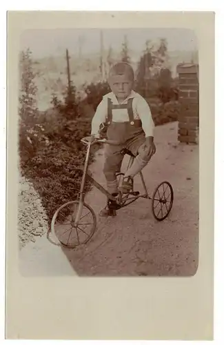 Foto Ak kleiner Bube auf Dreirad mit Kettenantrieb wie Fahrrad 1930er  (F2639
