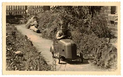 Foto kleiner Bube in Seifenkiste Tretauto * klasse Aufnahme * 1930er  (F2638