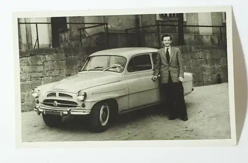 Foto Ak stolzer Besitzer mit Skoda um 1950/60 Cunewalde ! (F2633