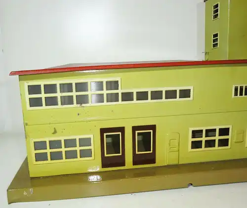 Märklin Bahnhof mit Karton