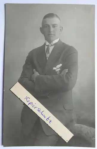 Foto Ak Zivilist mit Abzeichen Orden Auszeichnung 1910 evt Feuerwehr