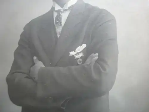 Foto Ak Zivilist mit Abzeichen Orden Auszeichnung 1910 evt Feuerwehr 