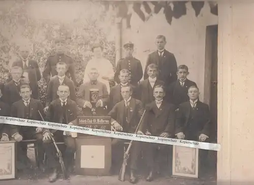 Großes Pappfoto Schießklub Wettin Radeberg 1914 Gewehr Schützen Diplome !