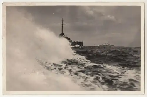 Ak hoher Seegang Brecher Torpedoboot Luchs u Kreuzer Köln um 1940 (A3753