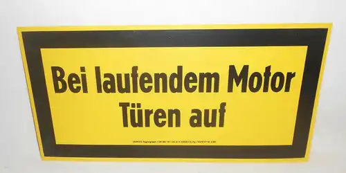 DDR Kunststoff Hinweisschild Bei laufenden Motor Türen auf Warnschild Vintage