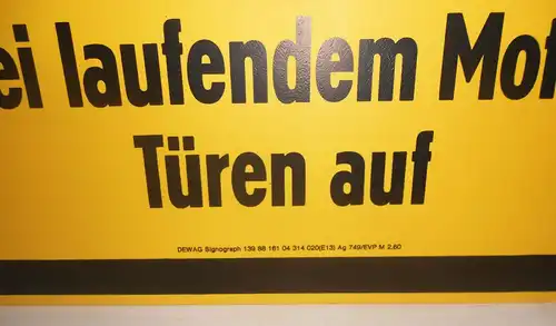 DDR Kunststoff Hinweisschild Bei laufenden Motor Türen auf Warnschild Vintage