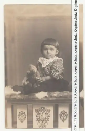 Foto Ak Mädchen mit seltenen Teddybären Teddy Seifhennersdorf 1910er