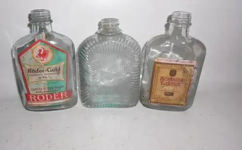 55 alte DDR Spirituosen Flaschen Fläschchen Schnaps Etiketten Reklame leer Deko