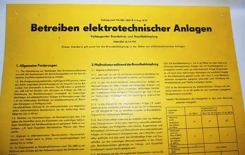 Kunststoff Hinweisschild Warnschild Betreiben elektrotechnischer Anlagen 1971