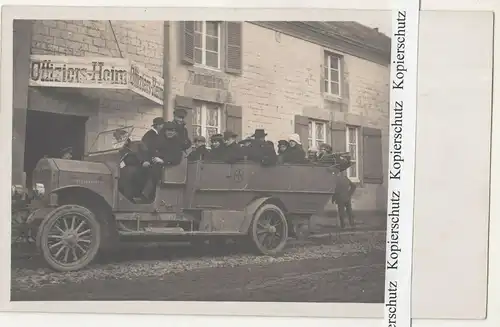 Foto Ak Offiziersheim Mannschaftswagen Oldtimer LKW Kennung 1915/20 (F2521