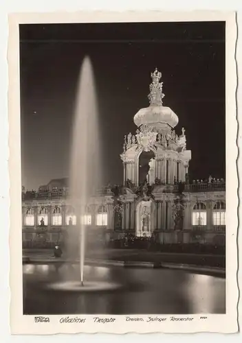 Ak Hahn 9921 Glückliches Neujahr Dresden Zwinger Kronentor bei Nacht 
