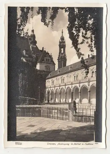 Ak Hahn 10674 Dresden Säulengang im Stallhof mit Hofkirche